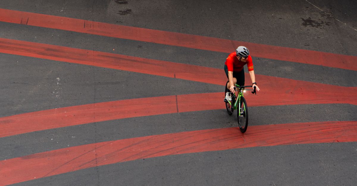 découvrez des conseils essentiels pour assurer votre sécurité lors du cyclisme en milieu urbain, afin de rouler sereinement et prévenir les risques.
