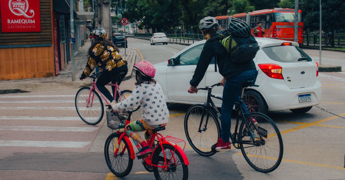 conseils essentiels pour la sécurité du cyclisme en milieu urbain : équipements, comportements et règles à connaître pour rouler en toute sécurité en ville.