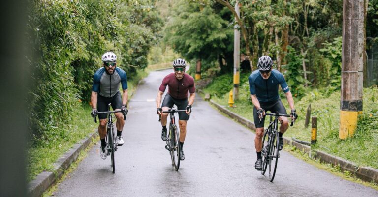 découvrez comment choisir un casque de vélo et des lunettes adaptés pour rouler confortablement, rester protégé et profiter pleinement de chaque sortie.